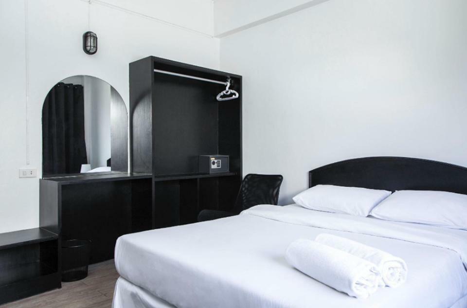 Crystal Hotel Hua Hin Exterior photo